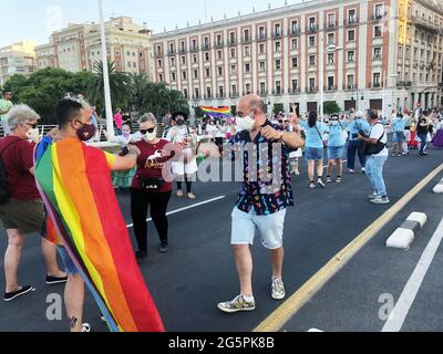 VALENCE, ESPAGNE - 28 juin 2021: Hommes dansant LGBT Pride manifestation 2021 dans la ville de Valence comme une célébration de la Journée internationale de la fierté gay. Banque D'Images