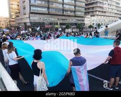 VALENCE, ESPAGNE - 28 juin 2021: Drapeau trans LGBT Pride manifestation 2021 dans la ville de Valence comme une célébration de la Journée internationale de la fierté gay. Banque D'Images