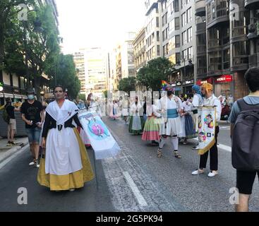 VALENCE, ESPAGNE - 28 juin 2021: Fallera trans dans la manifestation de la fierté LGBT 2021 dans la ville de Valence comme une célébration de la fierté gay internationale Banque D'Images