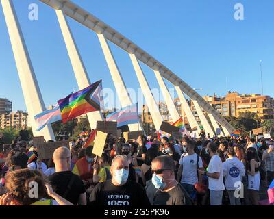 VALENCE, ESPAGNE - 28 juin 2021: Personnes avec des drapeaux dans la manifestation de la fierté LGBT 2021 dans la ville de Valence comme une célébration de l'International gay P Banque D'Images