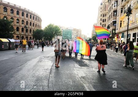 VALENCE, ESPAGNE - 28 juin 2021: Femmes avec des drapeaux dans la manifestation de la fierté LGBT 2021 dans la ville de Valence comme une célébration de l'International gay Pr Banque D'Images