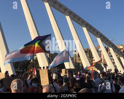 VALENCE, ESPAGNE - 28 juin 2021: Drapeaux dans la manifestation de la fierté LGBT 2021 dans la ville de Valence comme une célébration de la Journée internationale de la fierté gay. Ma Banque D'Images