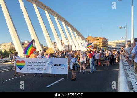 VALENCE, ESPAGNE - 28 juin 2021: Les pères dans la manifestation de la fierté LGBT 2021 dans la ville de Valence comme une célébration de la Journée internationale de la fierté gay. Banque D'Images