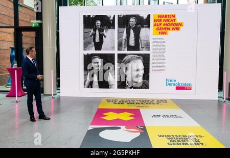 Berlin, Allemagne. 29 juin 2021. Volker Wissing, secrétaire général du FDP, présente la campagne des démocrates libres pour l'élection fédérale de 2021 lors d'une conférence de presse au siège du parti du FDP. Credit: Bernd von Jutrczenka/dpa/Alamy Live News Banque D'Images