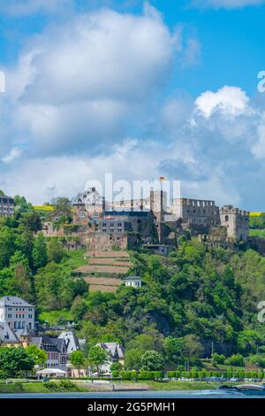 Forteresse médiévale puissante Château des Rheinfels sur le sentier du château du Rhin à Saint Goar, vallée du Haut-Rhin moyen, patrimoine mondial de l'UNESCO, Allemagne Banque D'Images