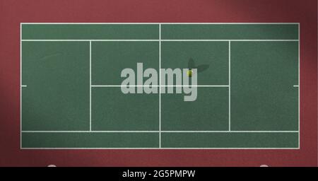 Composition d'une balle de tennis sur un court de tennis vide Banque D'Images