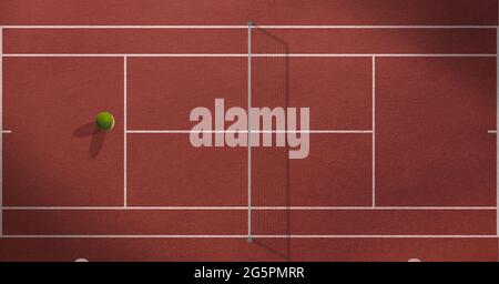 Composition d'une balle de tennis couchée sur un court de tennis vide avec filet Banque D'Images