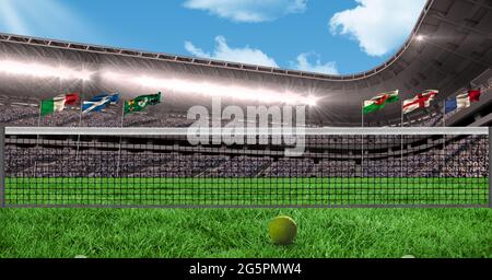 Composition du ballon de tennis sur un court de tennis vide au stade au-dessus du ciel bleu et des nuages Banque D'Images