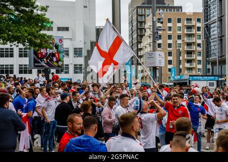 Stade Wembley, Wembley Park, Royaume-Uni. 29 juin 2021. Les fans d'Angleterre dans de bons esprits jouant avec des mini-ballons devant le pub à Arena Square, avant le match FINAL 16 de L'EURO 2020 entre l'Angleterre et l'Allemagne au stade Wembley. Championnat européen de football de l'UEFA. Amanda Rose/Alamy Live News Banque D'Images