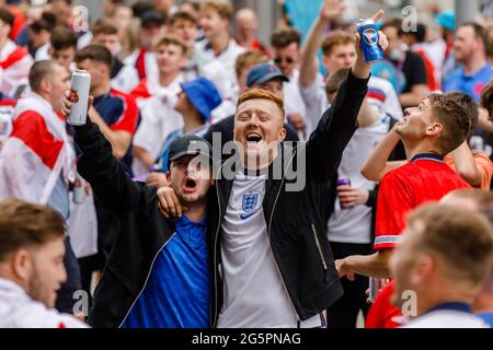 Stade Wembley, Wembley Park, Royaume-Uni. 29 juin 2021. Les fans d'Angleterre dans de bons esprits jouant avec des mini-ballons devant le pub à Arena Square, avant le match FINAL 16 de L'EURO 2020 entre l'Angleterre et l'Allemagne au stade Wembley. Championnat européen de football de l'UEFA. Amanda Rose/Alamy Live News Banque D'Images