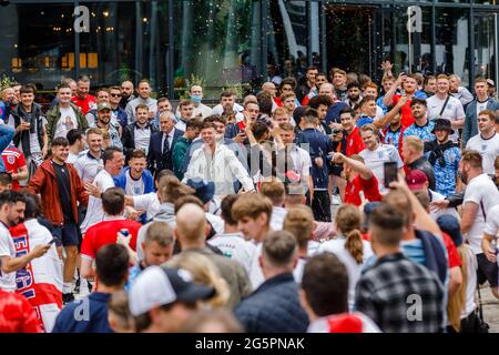 Stade Wembley, Wembley Park, Royaume-Uni. 29 juin 2021. Les fans d'Angleterre dans de bons esprits jouant avec des mini-ballons devant le pub à Arena Square, avant le match FINAL 16 de L'EURO 2020 entre l'Angleterre et l'Allemagne au stade Wembley. Championnat européen de football de l'UEFA. Amanda Rose/Alamy Live News Banque D'Images