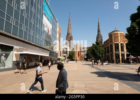 Broadgate dans la ville britannique de Culture 2021 le 23 juin 2021 à Coventry, Royaume-Uni. Deux des célèbres flèches de Coventrys sont visibles ici, y compris celle de la cathédrale de Coventry. La ville britannique de la culture est une désignation donnée à une ville du Royaume-Uni pour une période d'un an. Le but de cette initiative, qui est administrée par le Département du numérique, de la culture, des médias et des sports. Coventry est une ville qui est en cours de régénération à grande échelle. Banque D'Images