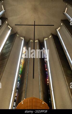 La chapelle de l'unité à l'intérieur de la cathédrale de Coventry, également connue sous le nom de St Michaels, une cathédrale moderne fondée en 1956 et bien connue pour ses vitraux modernistes, sa structure minimaliste et sa tapisserie à grande échelle le 23 juin 2021 à Coventry, au Royaume-Uni. L'église de la cathédrale Saint-Michel, communément appelée cathédrale de Coventry, est le siège de l'évêque de Coventry et du diocèse de Coventry dans l'église d'Angleterre. L'actuelle cathédrale Saint-Michel, construite à côté des vestiges de l'ancien, a été conçue par Basil Spence et Arup, construite par John Laing et est un bâtiment classé de catégorie I. Banque D'Images