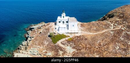 Phare et église d'Agios Nikolaos sur un cap rocheux, drone, vue aérienne. Île de Kea Tzia. Grèce, Cyclades. Arrière-plan de la mer Égée rippé. Aspirateur d'été Banque D'Images