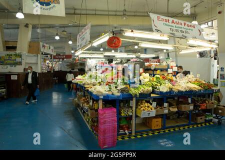 Intérieur du marché de Coventry avec des fruits et des légumes dans la ville britannique de Culture 2021 le 23 juin 2021 à Coventry, Royaume-Uni. Le marché est un marché intérieur avec des vendeurs de fruits, légumes, viande, poisson, articles artisanaux et biens d'occasion. Il y a eu un marché sur ce site depuis 1958. La ville britannique de la culture est une désignation donnée à une ville du Royaume-Uni pour une période d'un an. Le but de cette initiative, qui est administrée par le Département du numérique, de la culture, des médias et des sports. Coventry est une ville qui est en cours de régénération à grande échelle. Banque D'Images