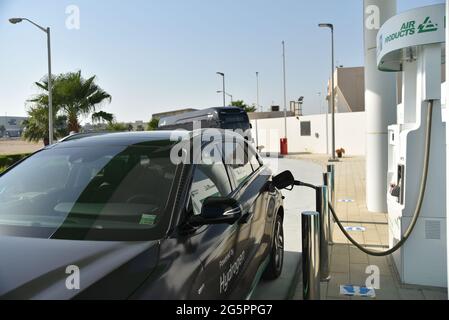 (210629) -- DHAHRAN, 29 juin 2021 (Xinhua) -- UNE voiture est alimentée en hydrogène comprimé de haute pureté dans une station de ravitaillement en hydrogène Saudi Aramco et Air Products à Dhahran, Arabie Saoudite, 27 juin 2021. La station pilote récemment inaugurée alimente une flotte de véhicules électriques à pile à combustible avec de l'hydrogène comprimé de haute pureté. (Photo de Wang Haizhou/Xinhua) Banque D'Images