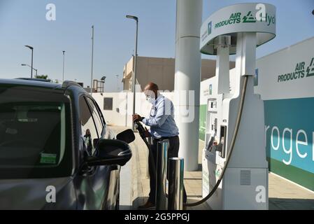 (210629) -- DHAHRAN, 29 juin 2021 (Xinhua) -- UN travailleur alimente une voiture avec de l'hydrogène comprimé de haute pureté dans une station de ravitaillement en hydrogène Saudi Aramco et Air Products à Dhahran, Arabie Saoudite, 27 juin 2021. La station pilote récemment inaugurée alimente une flotte de véhicules électriques à pile à combustible avec de l'hydrogène comprimé de haute pureté. (Photo de Wang Haizhou/Xinhua) Banque D'Images