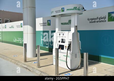 (210629) -- DHAHRAN, 29 juin 2021 (Xinhua) -- UNE station de ravitaillement en hydrogène Saudi Aramco et Air Products est vue à Dhahran, Arabie Saoudite, 27 juin 2021. La station pilote récemment inaugurée alimente une flotte de véhicules électriques à pile à combustible avec de l'hydrogène comprimé de haute pureté. (Photo de Wang Haizhou/Xinhua) Banque D'Images