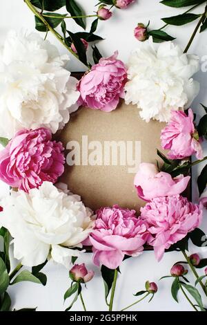 Cadre de fleur simple et plat de pivoines roses et blanches, concept de printemps et d'été Banque D'Images