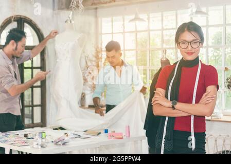 L'équipe de jeunes créateurs de mode qui est le chef de la nouvelle tendance sont des vêtements et des accessoires de design créatif.Mix and Match style. Les créateurs de mode apportent cl Banque D'Images