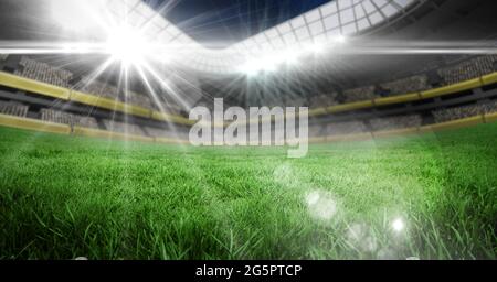 Composition d'un stade de football vide avec ciel bleu et lumière Banque D'Images