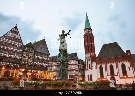 Fontaine de justice (Gerechtigkeitsbrunnen) à Romerberg plaza - Roemer Square à Francfort-sur-le-main. Allemagne Banque D'Images