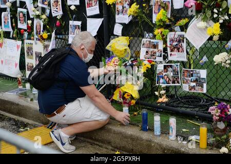 SURFSIDE FL - JUIN 28: Les gens visitent un monument commémoratif de Make Shift, après les tours Champlain sud 8855 Collins Avenue qui s'était effondrée, car les membres de la famille restent disparus après l'effondrement de l'immeuble d'appartements à Surfside le 28 juin 2021 à Miami, Floride. : Credit: Mpi04 / MediaPunch Banque D'Images