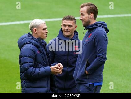 Phil Foden (à gauche), Kieran Trippier et Harry Kane en discussion avant le match de l'UEFA Euro 2020 de 16 au stade Wembley, Londres. Date de la photo: Mardi 29 juin 2021. Banque D'Images