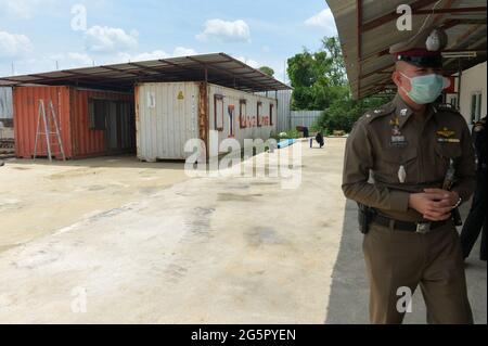 Bangkok, Thaïlande. 29 juin 2021. Un policier est en service à un poste de contrôle pour empêcher les travailleurs de la construction de quitter à Bangkok, Thaïlande, le 29 juin 2021. Pour lutter contre la hausse des infections, la Thaïlande a décidé d'interdire les services de restauration et les rassemblements de plus de 20 personnes à Bangkok et dans neuf autres provinces, en plus de l'interdiction annoncée précédemment des sites de construction. Ces mesures resteront pendant 30 jours à compter de lundi. Credit: Rachen Sageamsak/Xinhua/Alay Live News Banque D'Images