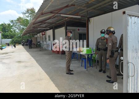Bangkok, Thaïlande. 29 juin 2021. Des policiers sont en service à un poste de contrôle pour empêcher les travailleurs de la construction de quitter à Bangkok, en Thaïlande, le 29 juin 2021. Pour lutter contre la hausse des infections, la Thaïlande a décidé d'interdire les services de restauration et les rassemblements de plus de 20 personnes à Bangkok et dans neuf autres provinces, en plus de l'interdiction annoncée précédemment des sites de construction. Ces mesures resteront pendant 30 jours à compter de lundi. Credit: Rachen Sageamsak/Xinhua/Alay Live News Banque D'Images