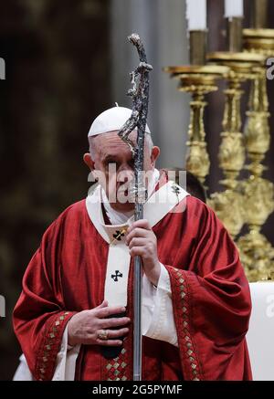 Vatican, Saint-Siège. 29 juin 2021. LE PAPE FRANÇOIS célèbre la Sainte Messe sur la solennité de STS. Les Apôtres Pierre et Paul dans la basilique Saint-Pierre au Vatican. Credit: Evandro Inetti/ZUMA Wire/Alamy Live News Banque D'Images