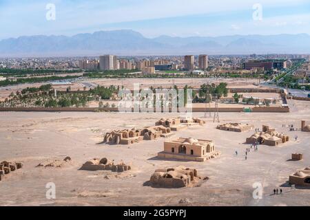 Vue sur la ville de Yazd, Iran, et son site archéologique, depuis la Tour du Silence zoroastrienne avec site historique de sépulture dans la Perse ancienne Banque D'Images
