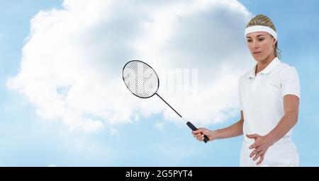Joueuse de badminton caucasienne tenant une raquette contre les nuages dans le ciel bleu Banque D'Images