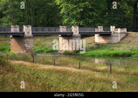 Pont anglais au-dessus de la rivière Nysa Luzycka (Lausitzer Neisse) au Parc de Muskau (Parc Muzakowski) près de Bad Muskau. Patrimoine mondial de l'UNESCO. Allemagne Banque D'Images