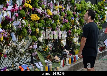 SURFSIDE FL - JUIN 28: Les gens se rassemblent sur le site du monument commémoratif Make Shift, après les tours Champlain Sud 8855 Collins Avenue qui s'étaient effondrées, comme les membres de la famille restent disparus après l'effondrement de l'immeuble d'appartements à Surfside le 28 juin 2021 à Miami, Floride. : Credit: Mpi04 / MediaPunch Banque D'Images