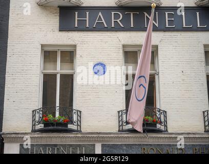 Bruton Street, Londres, Royaume-Uni. 29 juin 2021. Une plaque bleue du patrimoine anglais dédiée à la couturier de la Cour Sir Norman Hartnell, au 26, rue Bruton, Mayfair, installée en 2005. Crédit : Malcolm Park/Alay Live News Banque D'Images