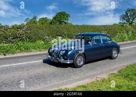 1962 60s années 60 berline de luxe Jaguar 2,4 240 bleu 2400cc en route vers Capesthorne Hall Classic May car show, Cheshire, Royaume-Uni Banque D'Images