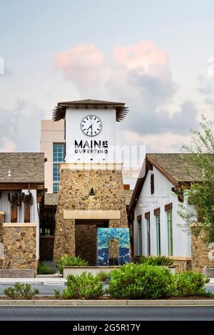 Cupertino, Californie, États-Unis - 27 juin 2021 - Tour de l'horloge avec le panneau 'main St Cupertino' sur une structure indépendante située dans la rue principale du magasin Cupertino Banque D'Images