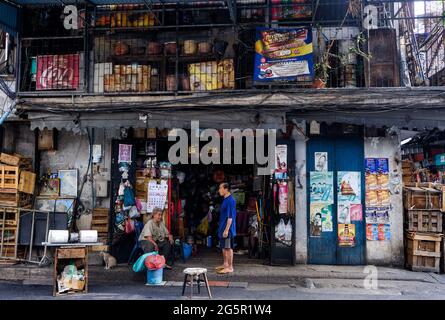 Un vieux couple a une conversation à l'extérieur de leur ancienne boutique à Chinatown, Bangkok, Thaïlande Banque D'Images