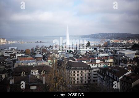 Vue sur le jet d’eau et le lac Léman depuis le St. Cathédrale Pierre, Genève, Suisse Banque D'Images