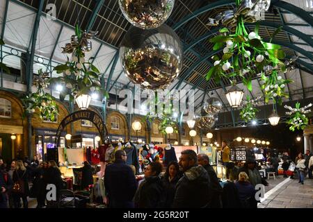 ROYAUME-UNI. ANGLETERRE. LONDRES. DÉCORATION DE NOËL AU COVENT GARDEN. Banque D'Images