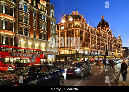 ROYAUME-UNI. ANGLETERRE. LONDRES. KNIGHTSBRIDGE. HARRODS LA NUIT. CE MAGASIN DE LUXE, OUVERT EN 1849 SUR BROMPTON ROAD, EST UN FOURNISSEUR DE L' Banque D'Images