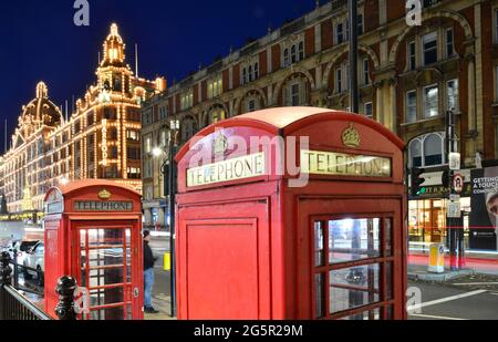 ROYAUME-UNI. ANGLETERRE. LONDRES. KNIGHTSBRIDGE. HARRODS LA NUIT. CE MAGASIN DE LUXE, OUVERT EN 1849 SUR BROMPTON ROAD, EST UN FOURNISSEUR DE L' Banque D'Images