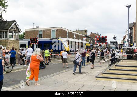 Les piétons attendent que le train passe au niveau de High Street et traverse Lincoln City 2021 Banque D'Images