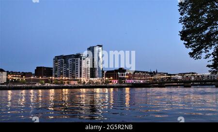 Limerick City, Irlande, rivière Shannon, promenade dans la ville, Beauté tout autour de la ville, fleurs statues Building River Swans Banque D'Images