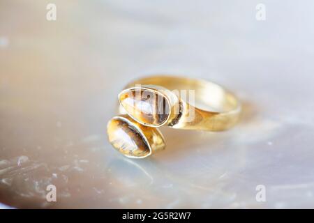 anneau en laiton de pierre minérale sur fond naturel Banque D'Images