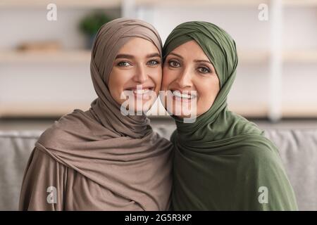 Portrait de la femme musulmane et de la fille adulte dans hijab Indoor Banque D'Images