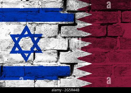 Concept de la relation entre Israël et le Qatar avec deux drapeaux peints sur un mur de briques endommagé Banque D'Images