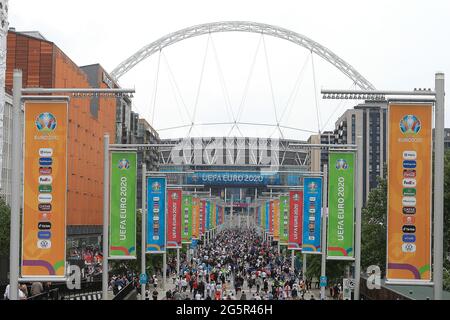 Londres, Royaume-Uni. 29 juin 2021. Vue générale des fans qui se rendent au stade de Wembley sur Wembley Way avant le début du match. Scenes Ahead of the UEFA Euro 2020 Tournament 16 Last, England v Germany, Wembley Stadium, Londres, le mardi 29 juin 2021. Cette image ne peut être utilisée qu'à des fins éditoriales. photo de Steffan Bowen/Andrew Orchard sports Photography/Alay Live News crédit: Andrew Orchard sports Photography/Alay Live News Banque D'Images