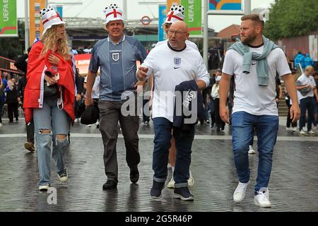 Londres, Royaume-Uni. 29 juin 2021. Les fans de l'Angleterre se tournent vers le sol avant de partir. Scenes Ahead of the UEFA Euro 2020 Tournament 16 Last, England v Germany, Wembley Stadium, Londres, le mardi 29 juin 2021. Cette image ne peut être utilisée qu'à des fins éditoriales. photo de Steffan Bowen/Andrew Orchard sports Photography/Alay Live News crédit: Andrew Orchard sports Photography/Alay Live News Banque D'Images